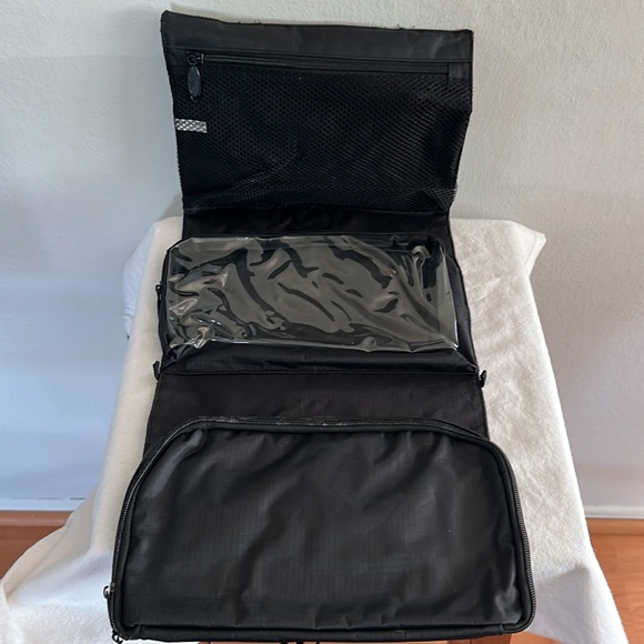 Lewis N Clark Toiletry Bag - Picture 2 of 3